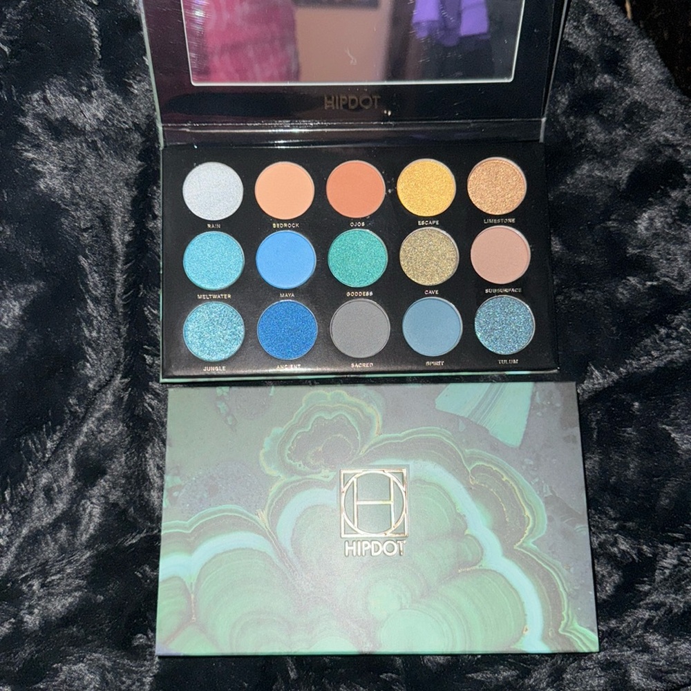 Hip Dot Cenote eyeshadow palette